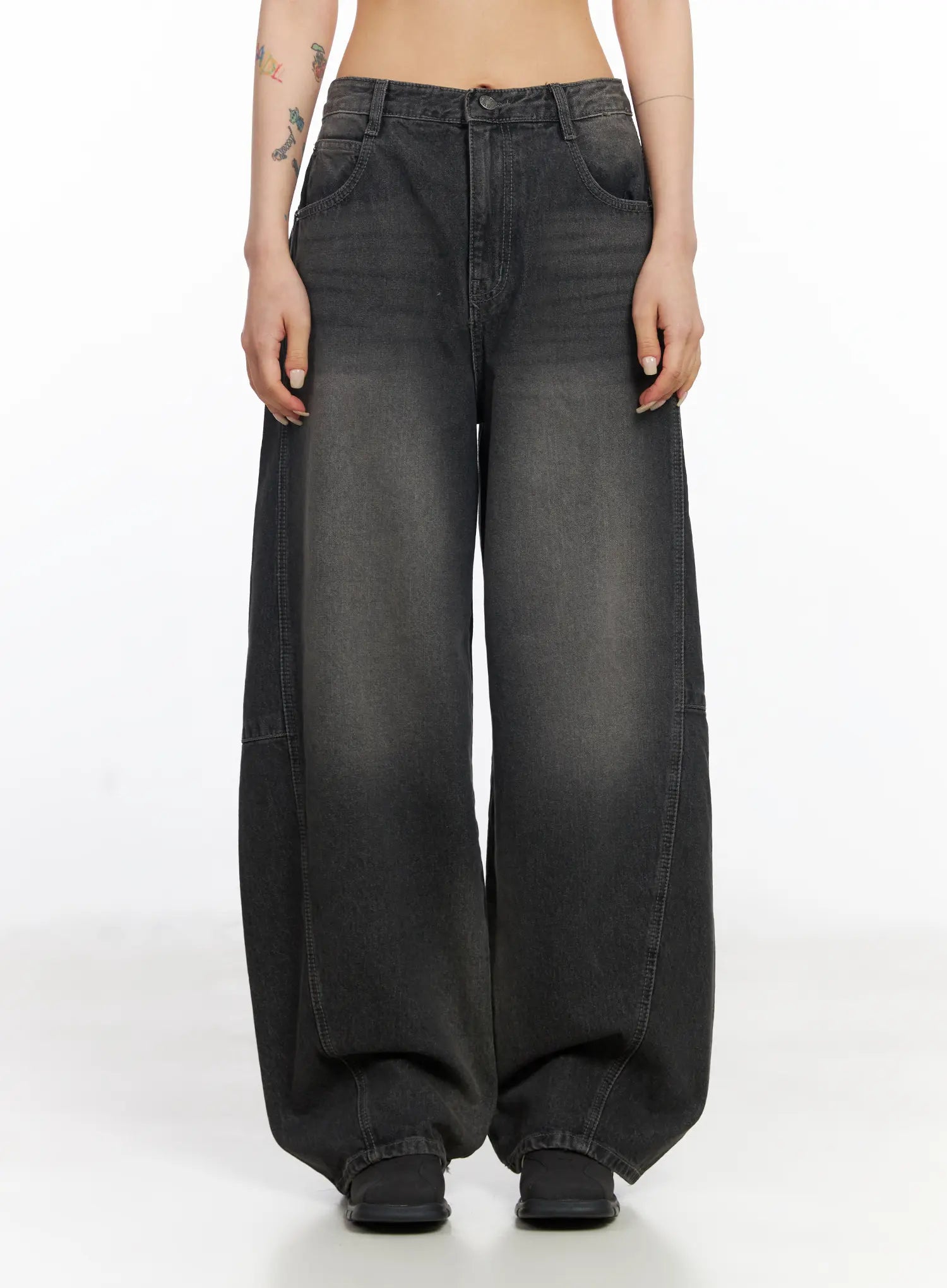 Nayeli Baggy Jeans CJ522 in dark gray, front straight-on shot on model, washed cotton baggy wide-leg with front pockets and low-rise waistband, arms relaxed at sides.
