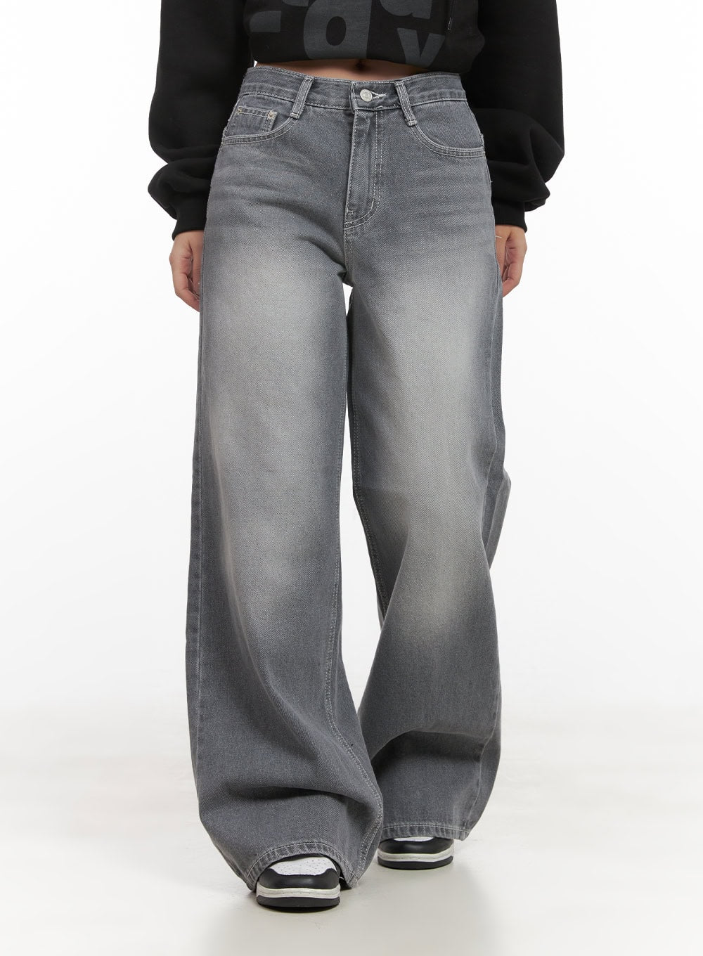 Yaz Baggy Jeans CD416 in gray, front mid-shot on model, washed wide-fit denim with button fly, five-pocket construction and voluminous baggy leg silhouette.