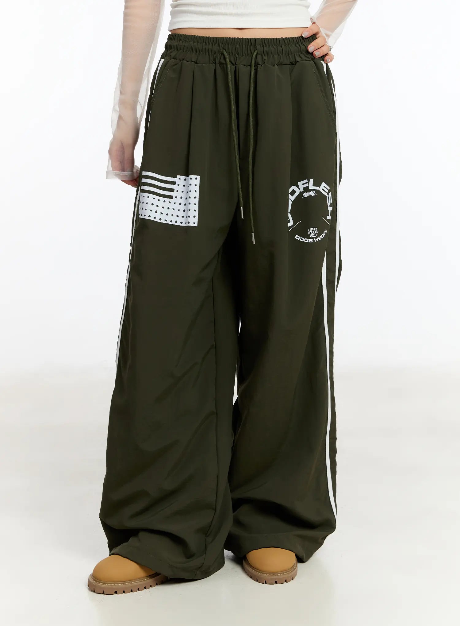 graphic-wide-leg-track-pants-cm511