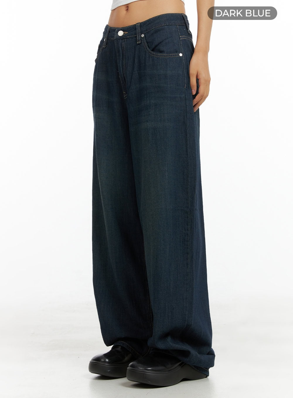Dark Wash Wide Jeans CU305 in dark blue, side color swatch shot on model, low-rise waistband with silver button, voluminous wide leg drape in dark blue washed denim.