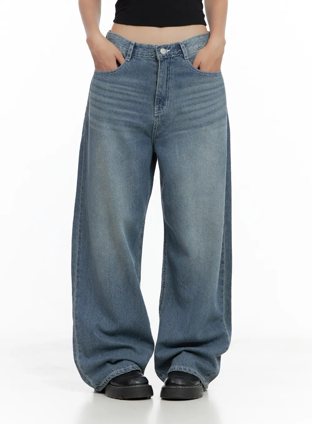 Riwon Retro-Wash Wide Summer Denim Jeans CL508 in blue, front waist-to-hem view on model, hands in pockets showing V-cut waistband and relaxed wide-leg cotton denim silhouette.
