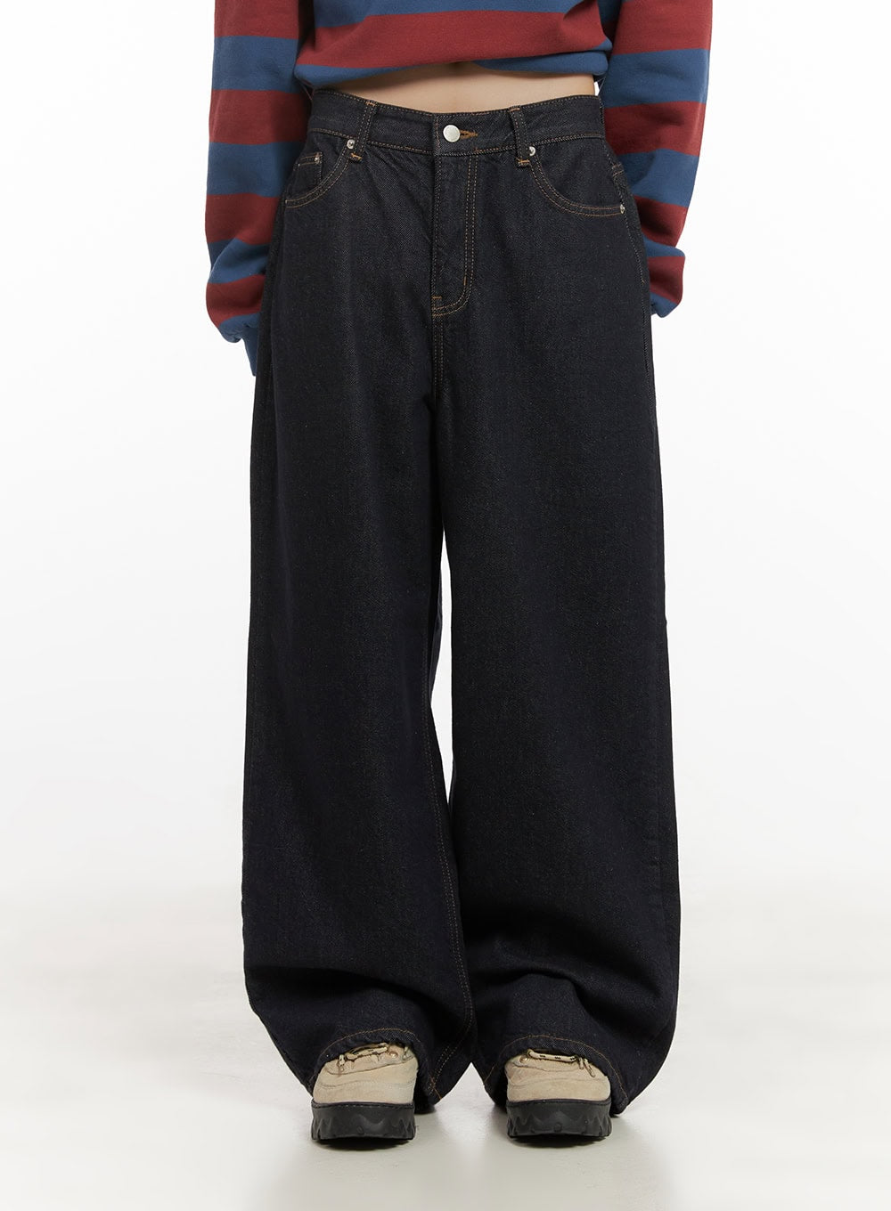 Allie Stitched Wide-Leg Jeans CD430 in dark blue, front mid-shot on model from waist to ankle, five-pocket design with contrast stitching and wide-leg cotton denim, paired with sneakers.