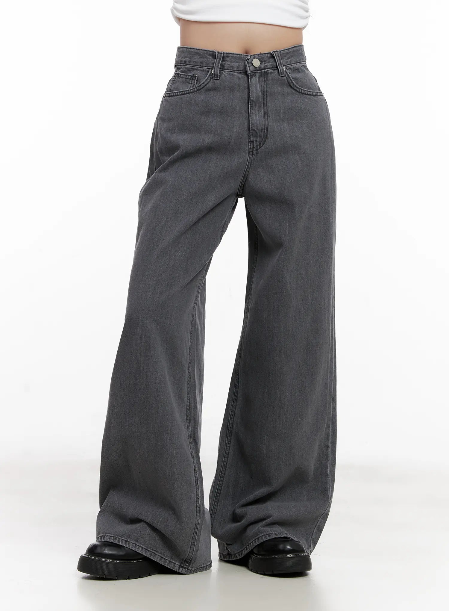 Jiyeon Dark Gray Denim Jeans CL516 in dark gray, front three-quarter product shot on model, high-waist waistband with button fly and front pockets, extra-wide leg in cotton denim.