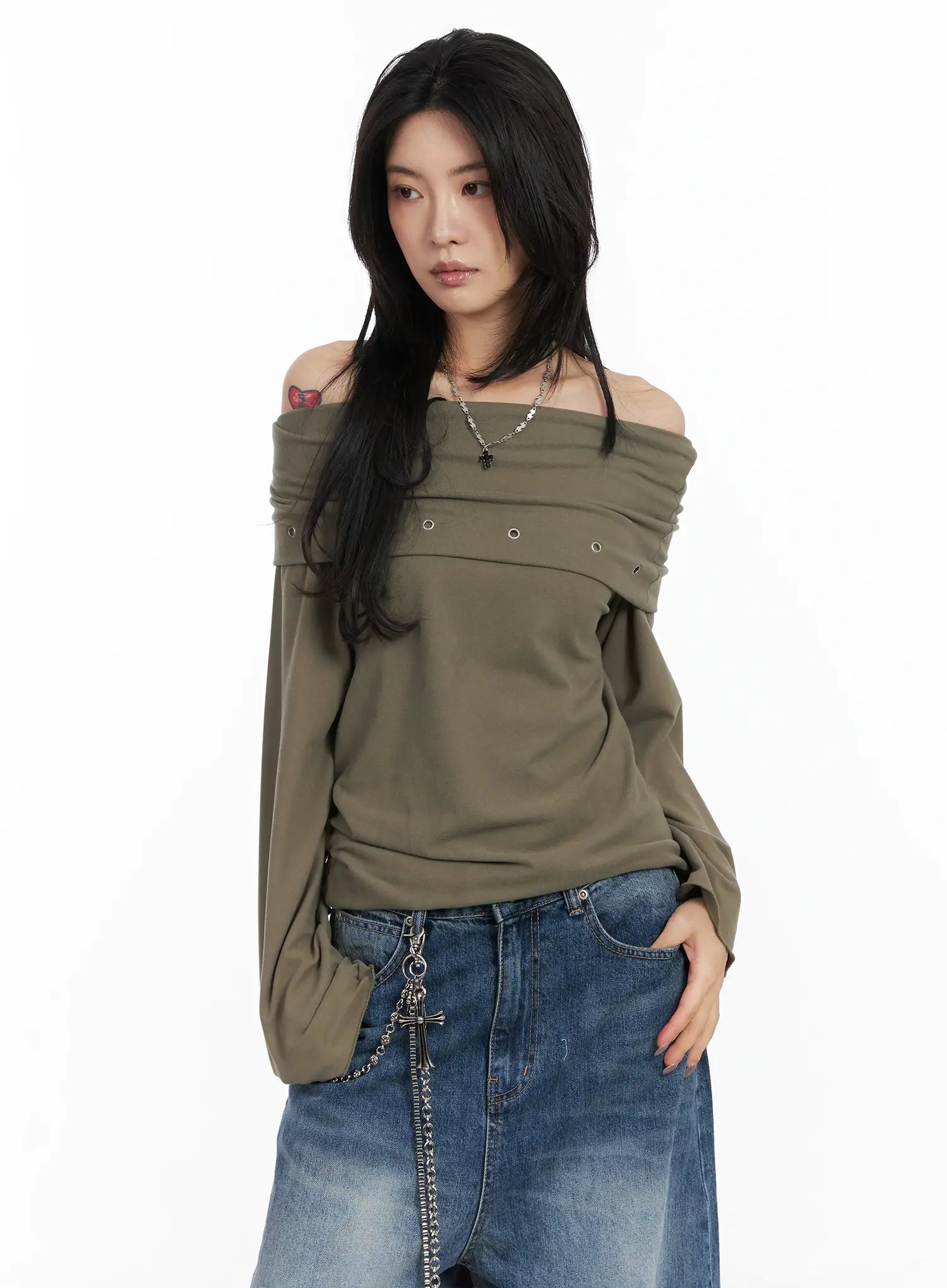 off-shoulder-eyelet-top-cn528 / Dark green
