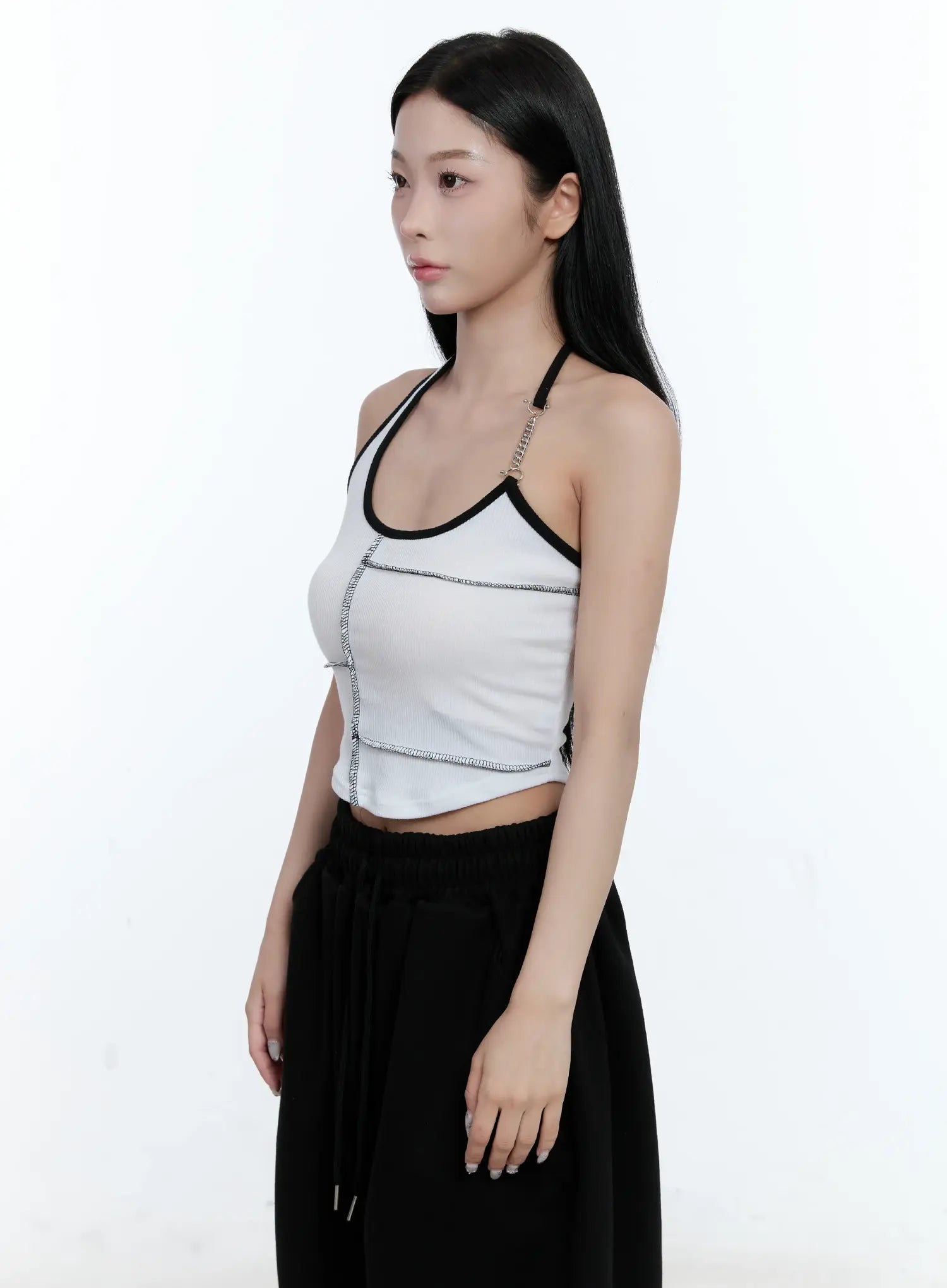 contrast-chain-accent-halter-tank-cl530