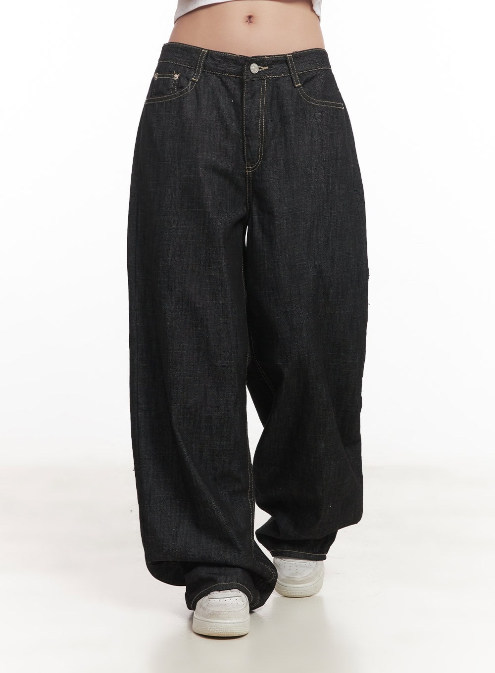 Fenna Baggy Jeans CA529 in black, front mid-shot on model, low-rise button fly, contrast topstitching, and sweeping wide-leg cotton denim silhouette.