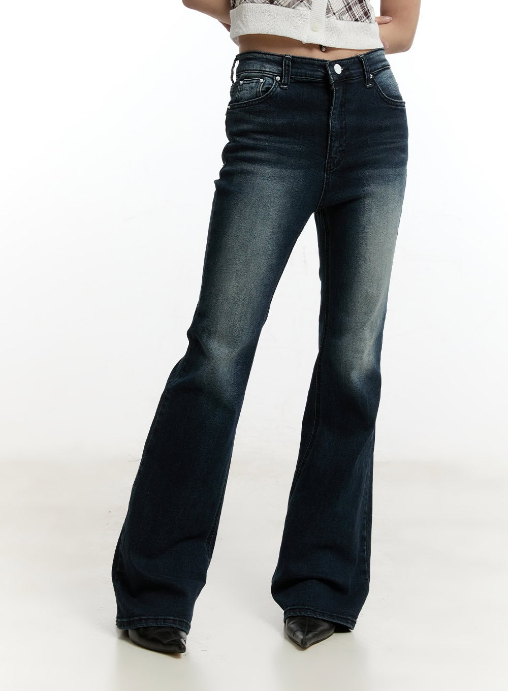 Ruelle Slim Washed Bootcut Jeans CY501 in dark blue, front close-up from waist to ankle on model, slim fit with five-pocket styling, washed fading at thighs, and bootcut hem.