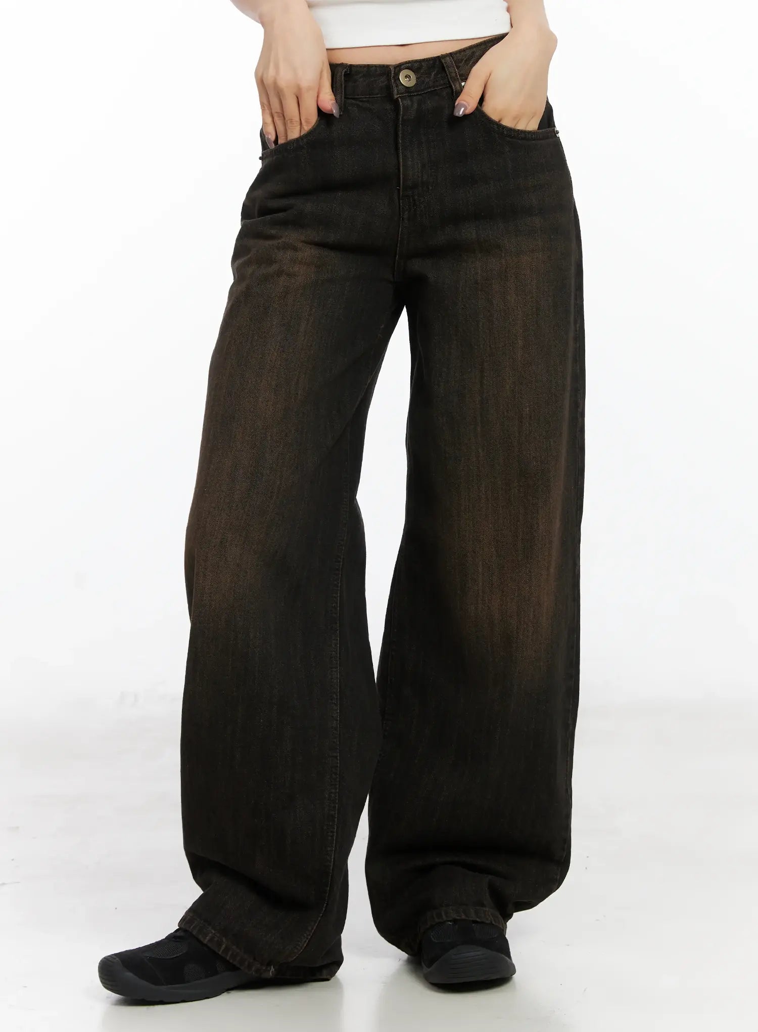 Winnie Brown Baggy Jeans CD502 in Black, front close-up from waist to hem on model, emphasizing washed brown-to-black gradient cotton denim and wide-leg volume.