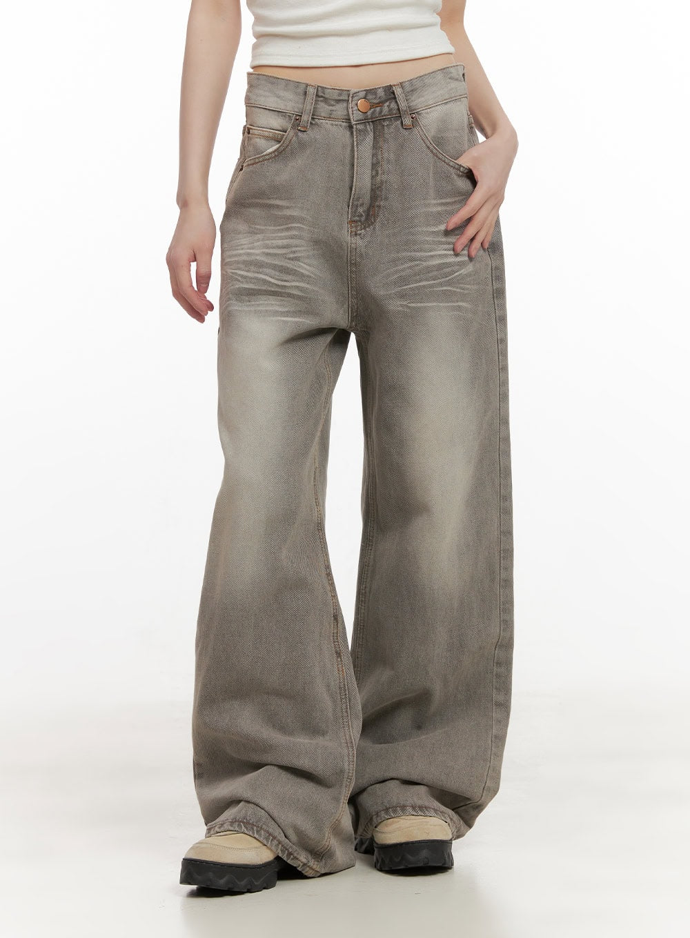 Hollie Vintage Wide-Leg Jeans CD426 in gray, front mid-length shot on model, washed wide-leg denim with hand in pocket, showing waistband, whiskering, and relaxed baggy silhouette.