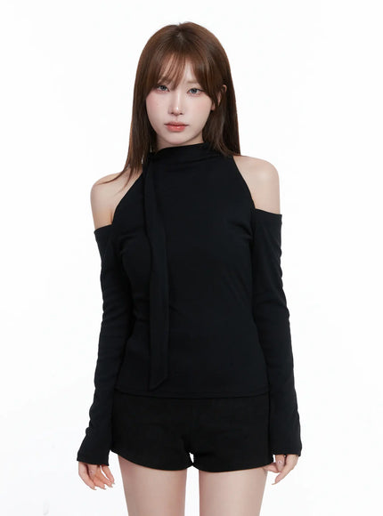 cut-out-shoulder-turtleneck-top-cg529 / Black