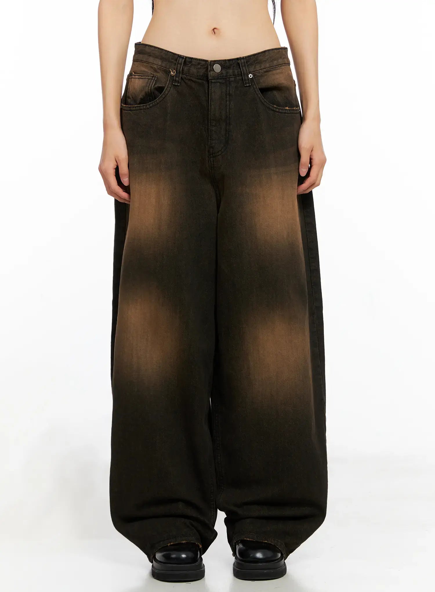 Analia Washed Wide-Leg Jeans CO529 in brown, front straight-on view on model, highlighting bold washed amber gradient, low rise waist, and oversized wide-leg cotton fit.