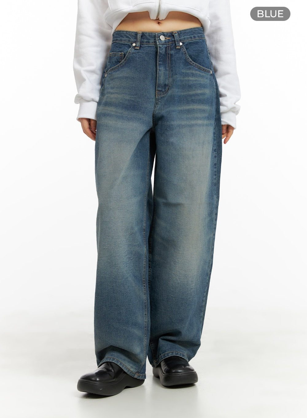 Washed Wide Leg Jeans CA419 in blue, front mid-body shot on model, high-waist wide-leg cotton denim with vintage wash, five-pocket design, paired with white cropped sweatshirt.