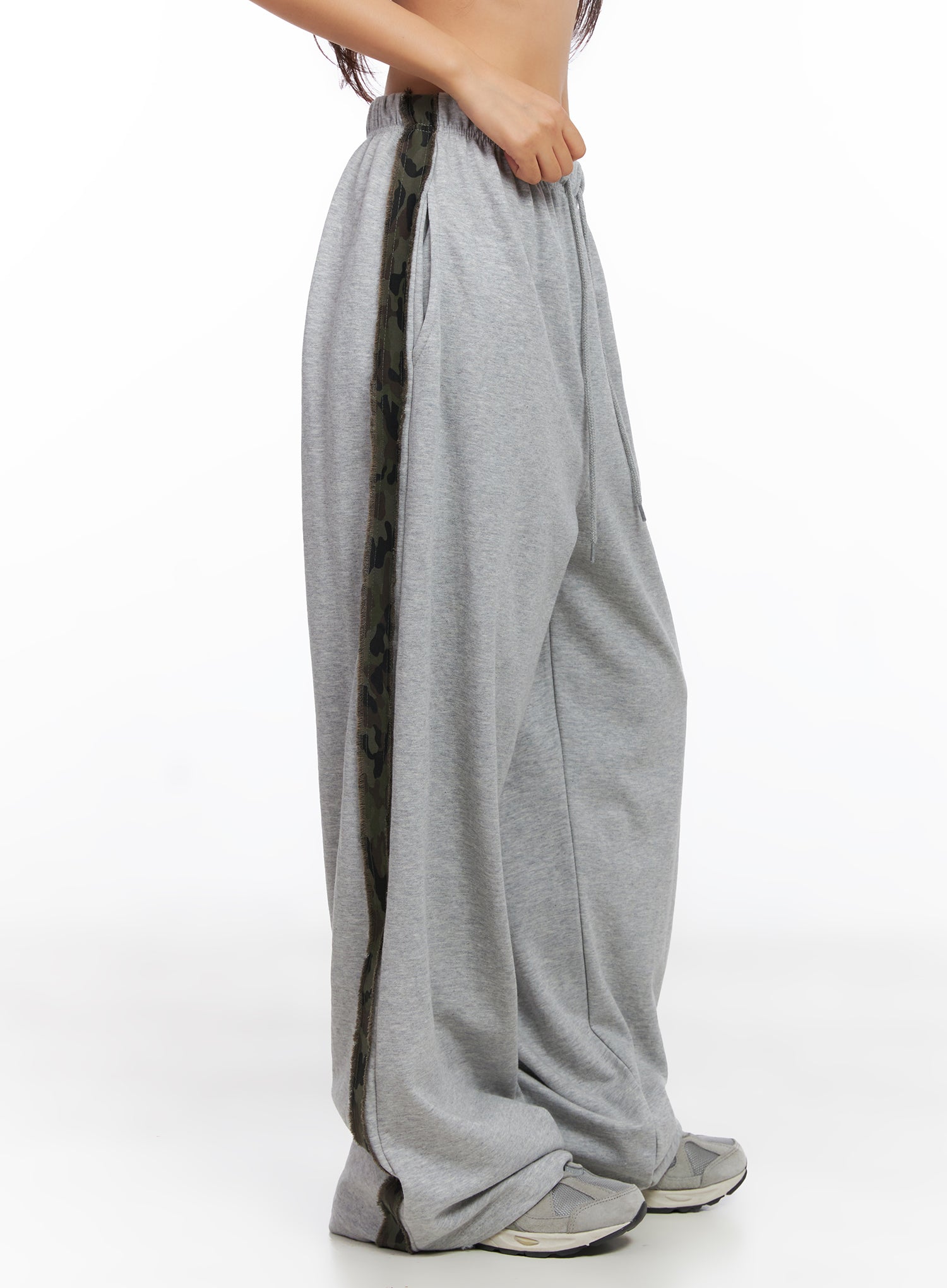 camo-accent-wide-leg-sweatpants-co514