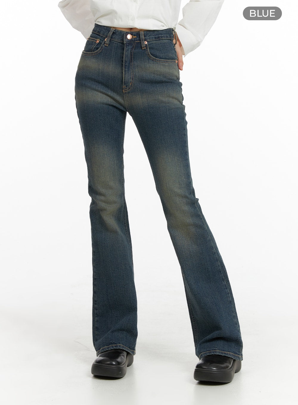 Washed Flared Jeans CM413 in blue, front full-length view on model with color label, slim high-rise fit, washed vintage denim, bootcut flare, paired with white cropped top.