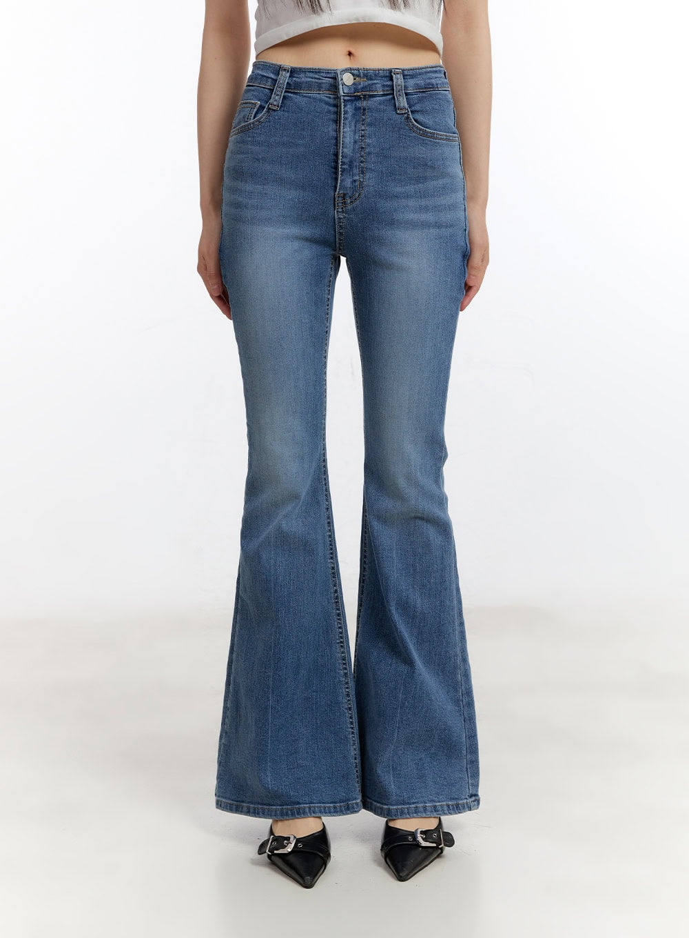 Maris Hip-Pad Bootcut Jeans CA508 in blue, front straight-on view on model, clean washed cotton-spandex denim, high waist with button fly, subtle flare bootcut leg, white crop top.