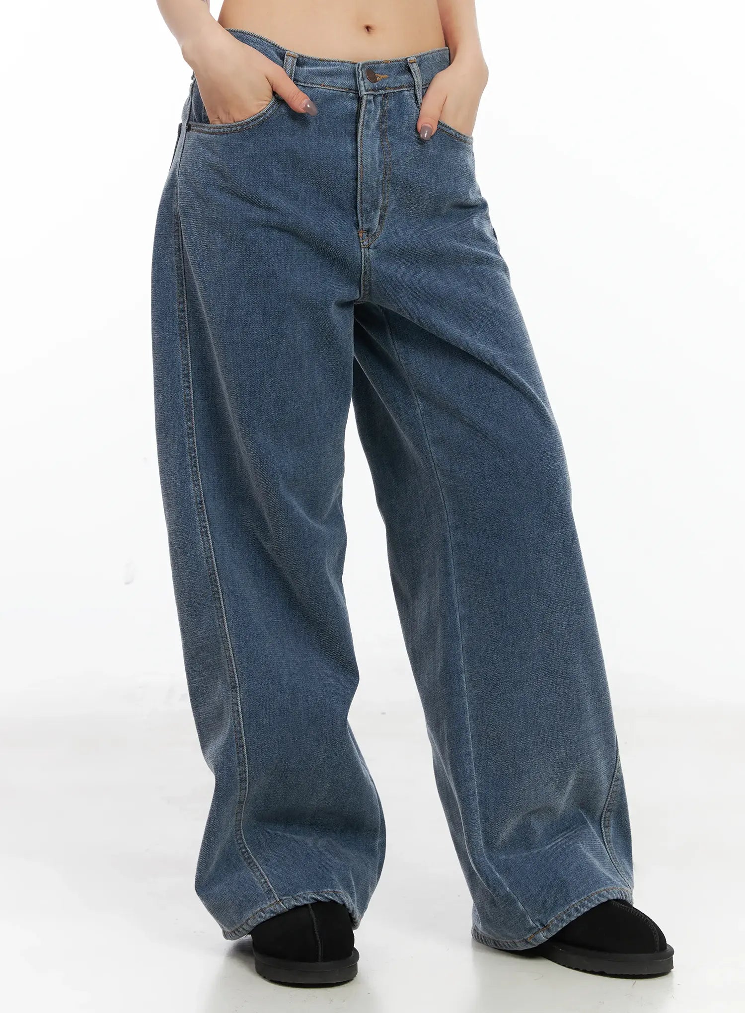 Norah Oversized Jeans CN528 in blue, front three-quarter shot on model with hand in pocket, washed denim wide-fit with curved inseam seam and long hem.