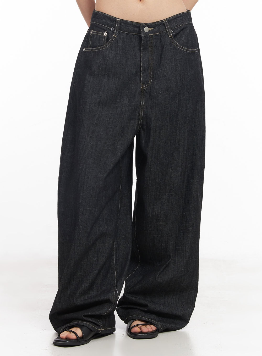 Elvie Baggy Jeans CY528 in black, front mid-body close-up on model, low-rise waistband with silver button, contrast topstitching, and ultra-wide balloon leg silhouette.