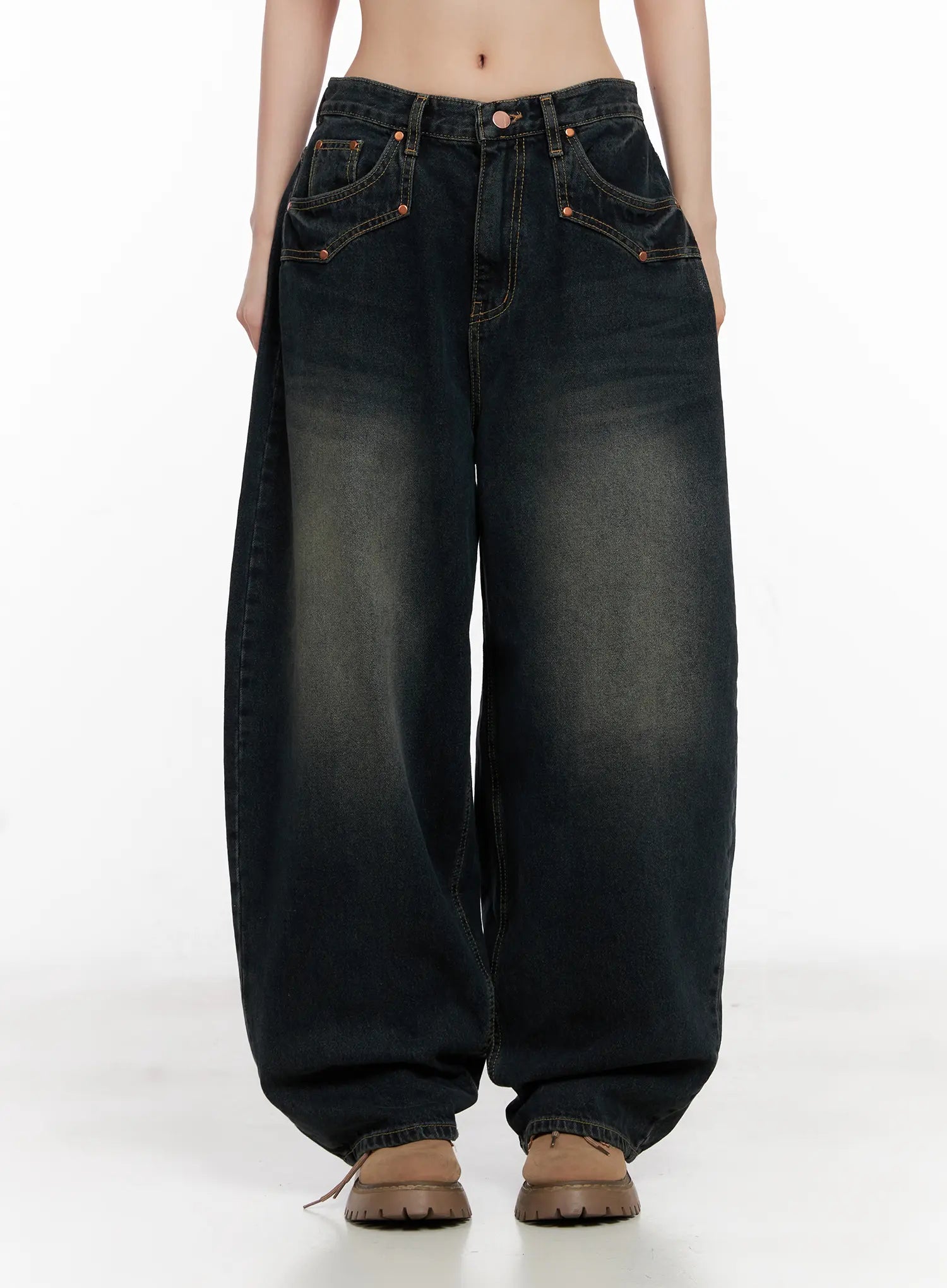 Hyer Washed Wide-Leg Jeans CG522 in dark blue, front close-up waist-to-hem view on model, exaggerated wide-leg cotton denim with heavy washed fade, orange rivets, five-pocket design and voluminous leg opening.