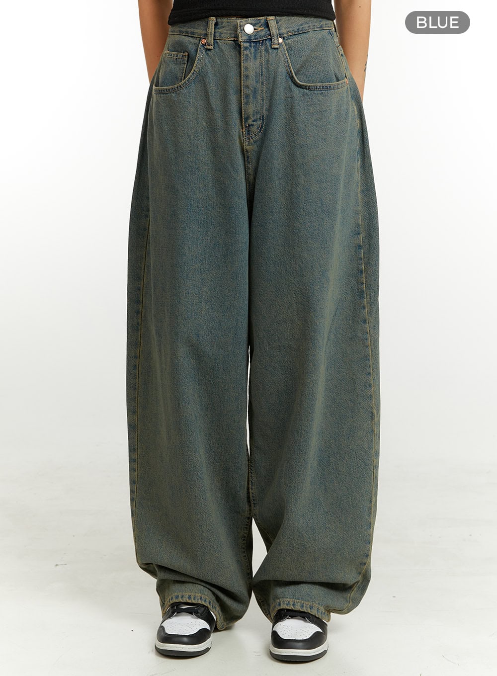 Denim Washed Baggy Jeans CU424 in blue, front color-swatch shot on model, ultra-wide balloon leg with button fly and front pockets, classic street-style washed denim.