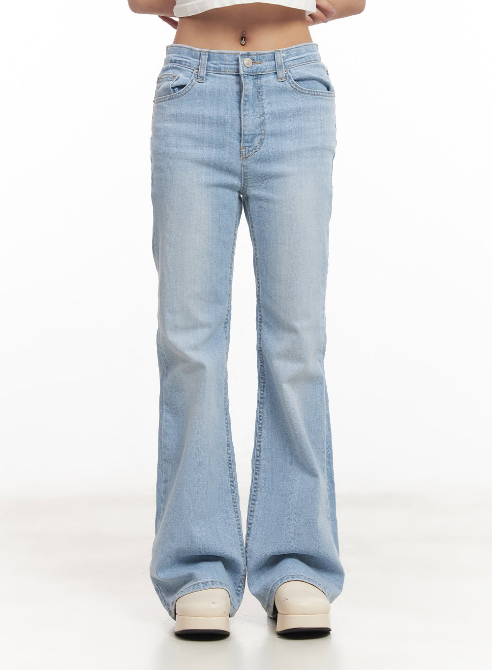 Suzy Slim-Fit Bootcut Jeans CM505 in light blue, front close-up on model from waist to hem, five-pocket washed denim, slim fit with bootcut flare, button and seam detail visible.