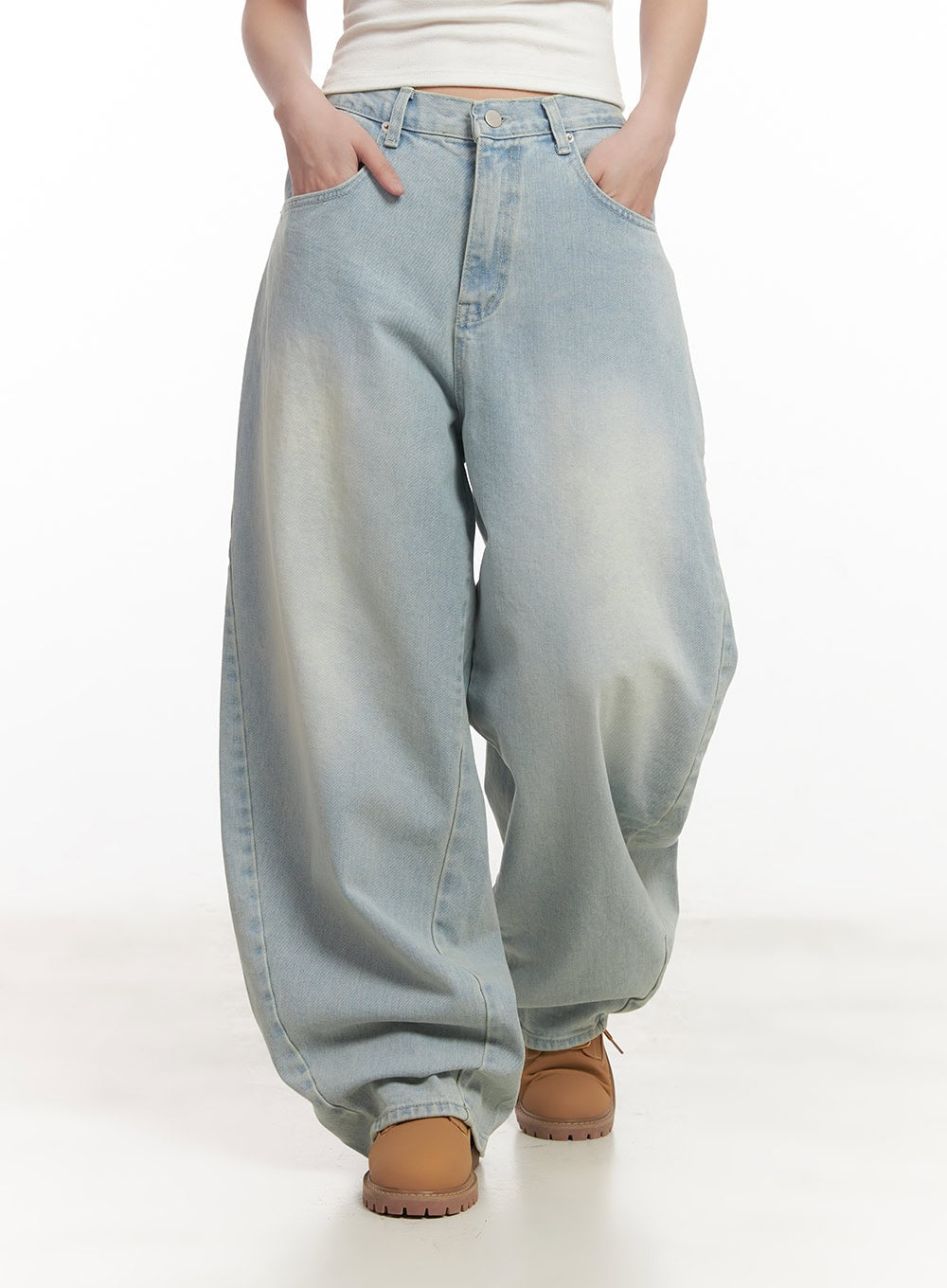 Alia Washed Wide-Leg Jeans CA518 in light blue, front waist-to-hem close-up on model, curved wide-leg silhouette, washed gradient fading toward hem, front zip fly and belt loops detail.