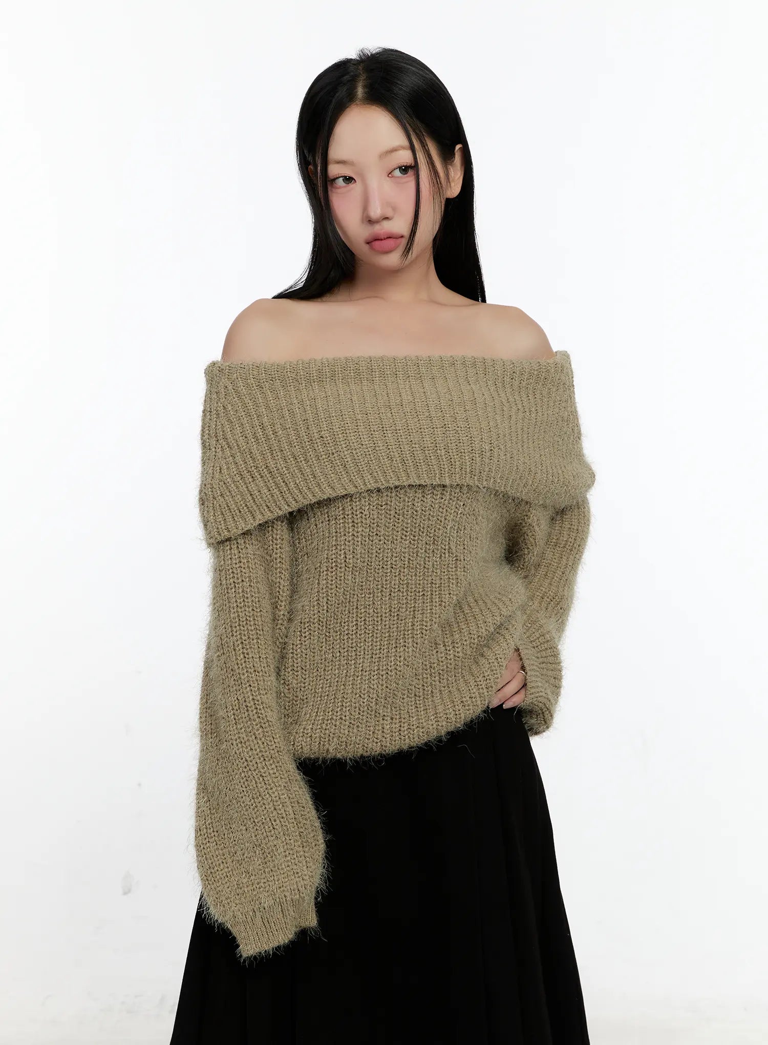 loose-fit-off-shoulder-knit-sweater-cn505