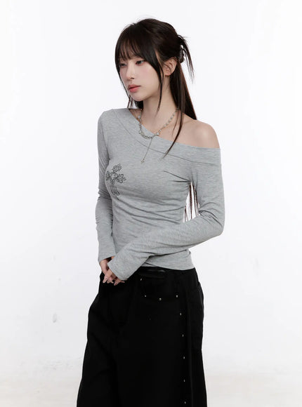 off-shoulder-graphic-long-sleeve-top-cs530 / Gray