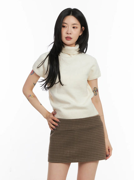 short-sleeve-turtleneck-knit-top-cd509 / Light beige