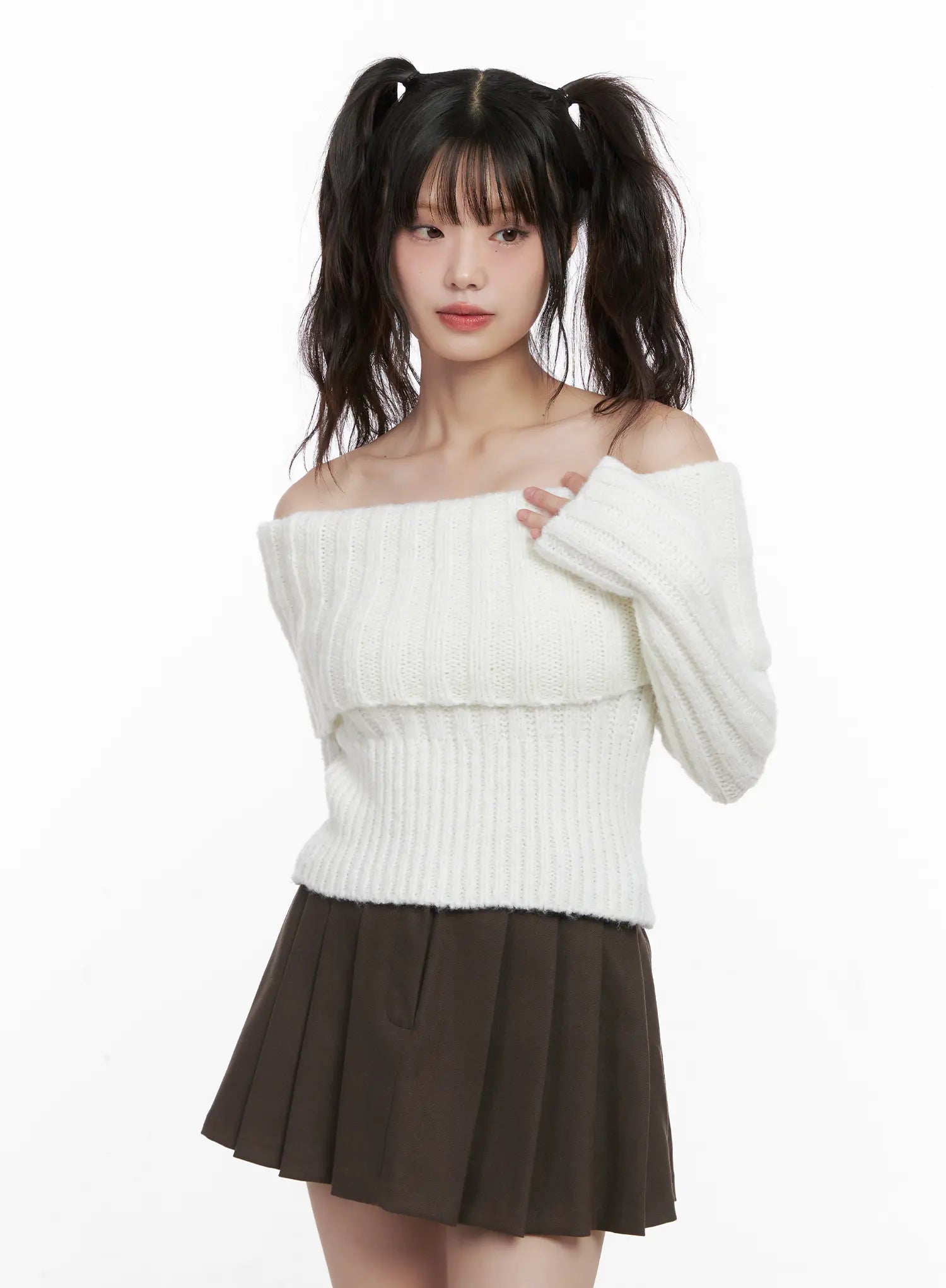 crop-off-shoulder-knit-sweater-cn510 / White