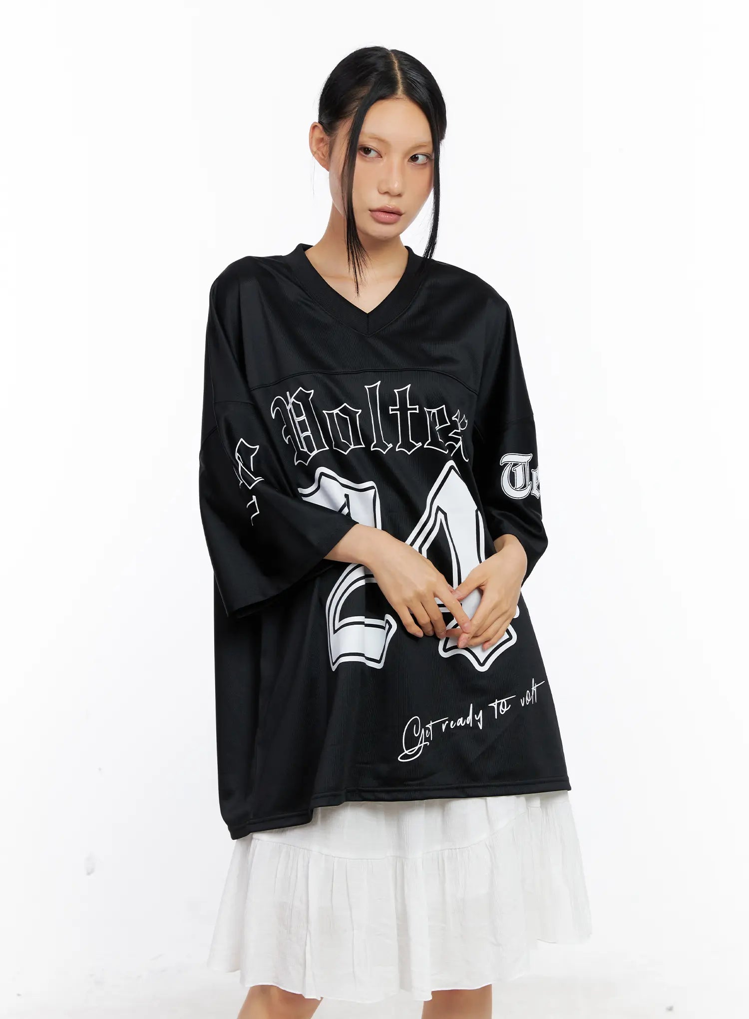 oversized-v-neck-graphic-tee-cl529 / Black