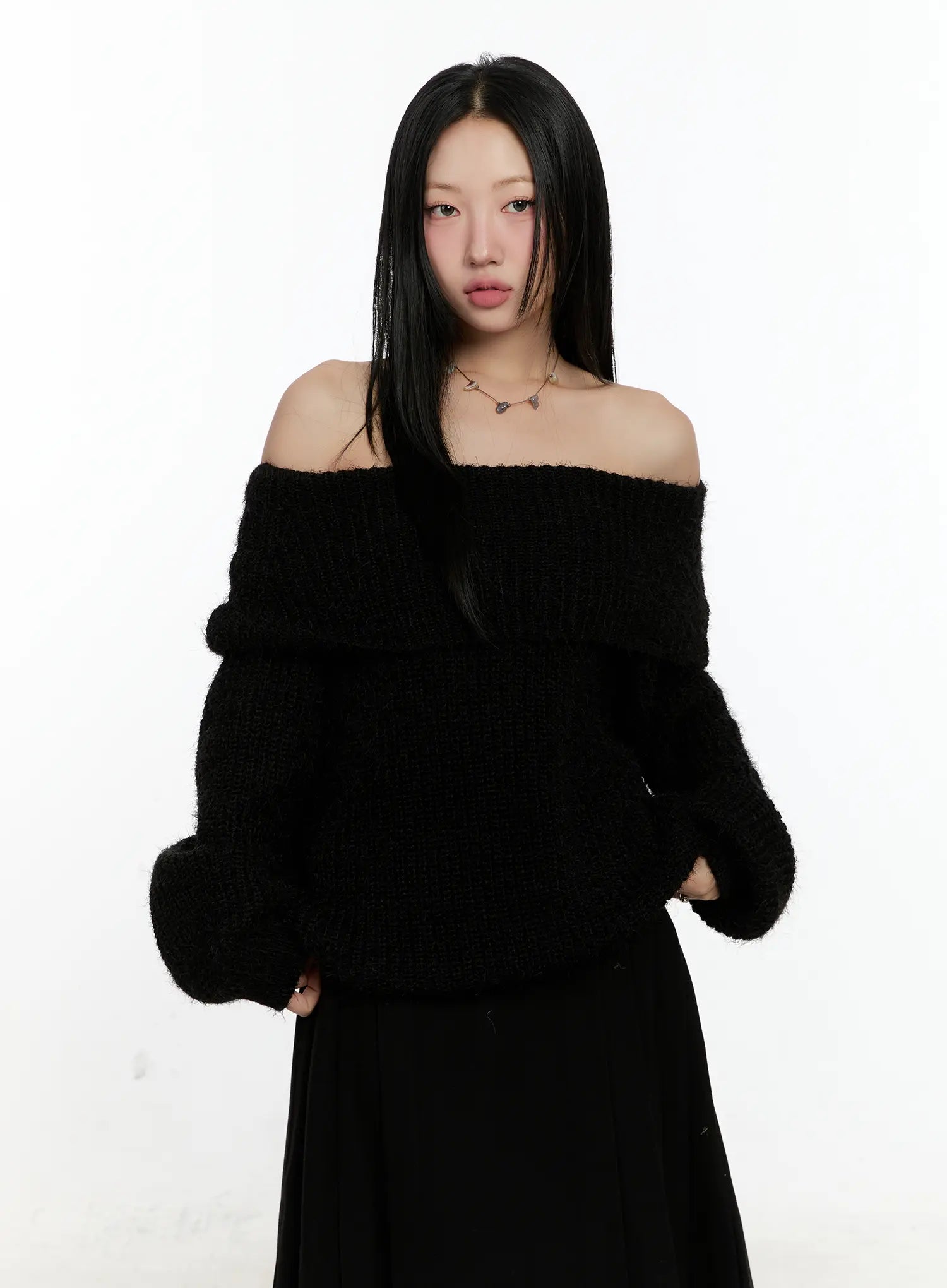 loose-fit-off-shoulder-knit-sweater-cn505 / Black