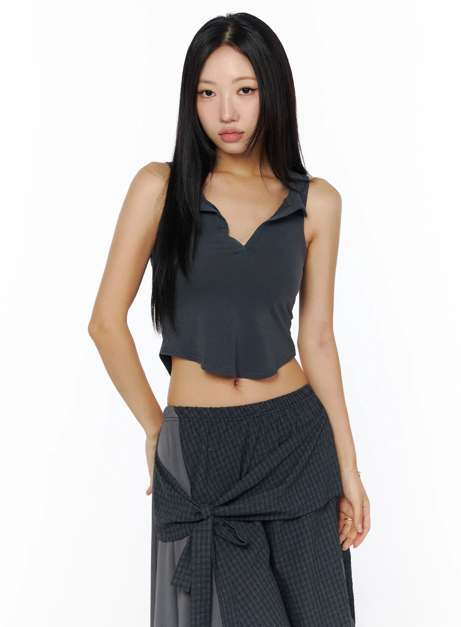 collared-v-neck-sleeveless-top-cu512 / Dark gray