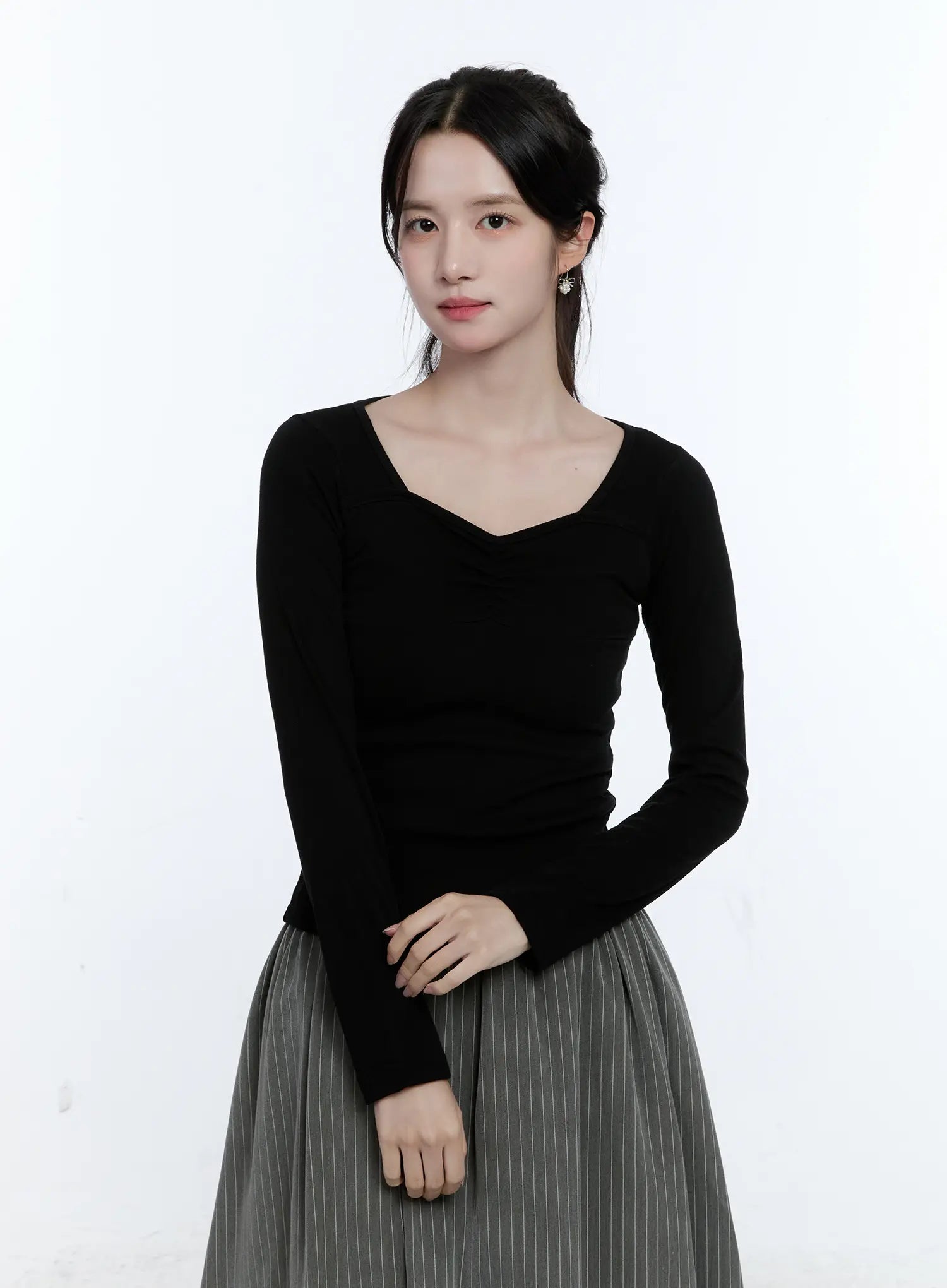 heart-neck-shirred-long-sleeve-top-cg514 / Black