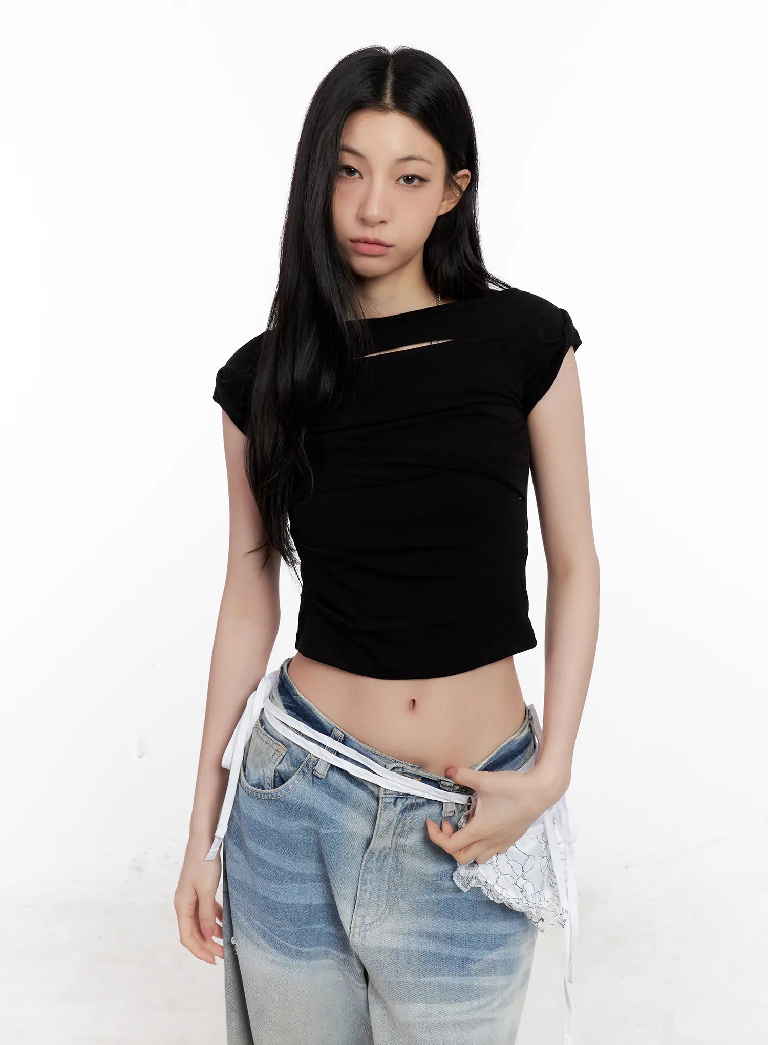 shirred-cut-out-crop-top-cl501 / Black