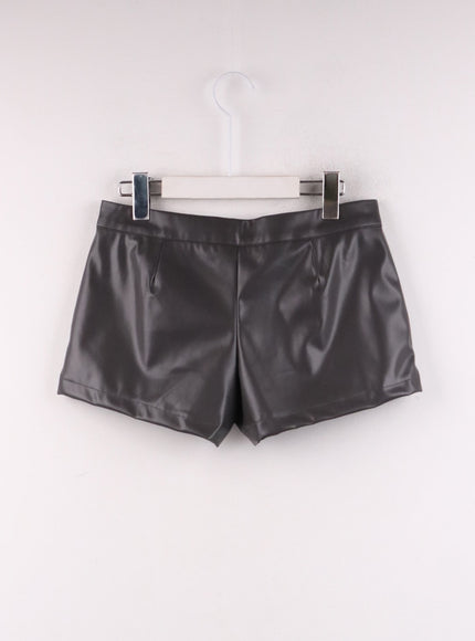 low-rise-faux-leather-shorts-cf401