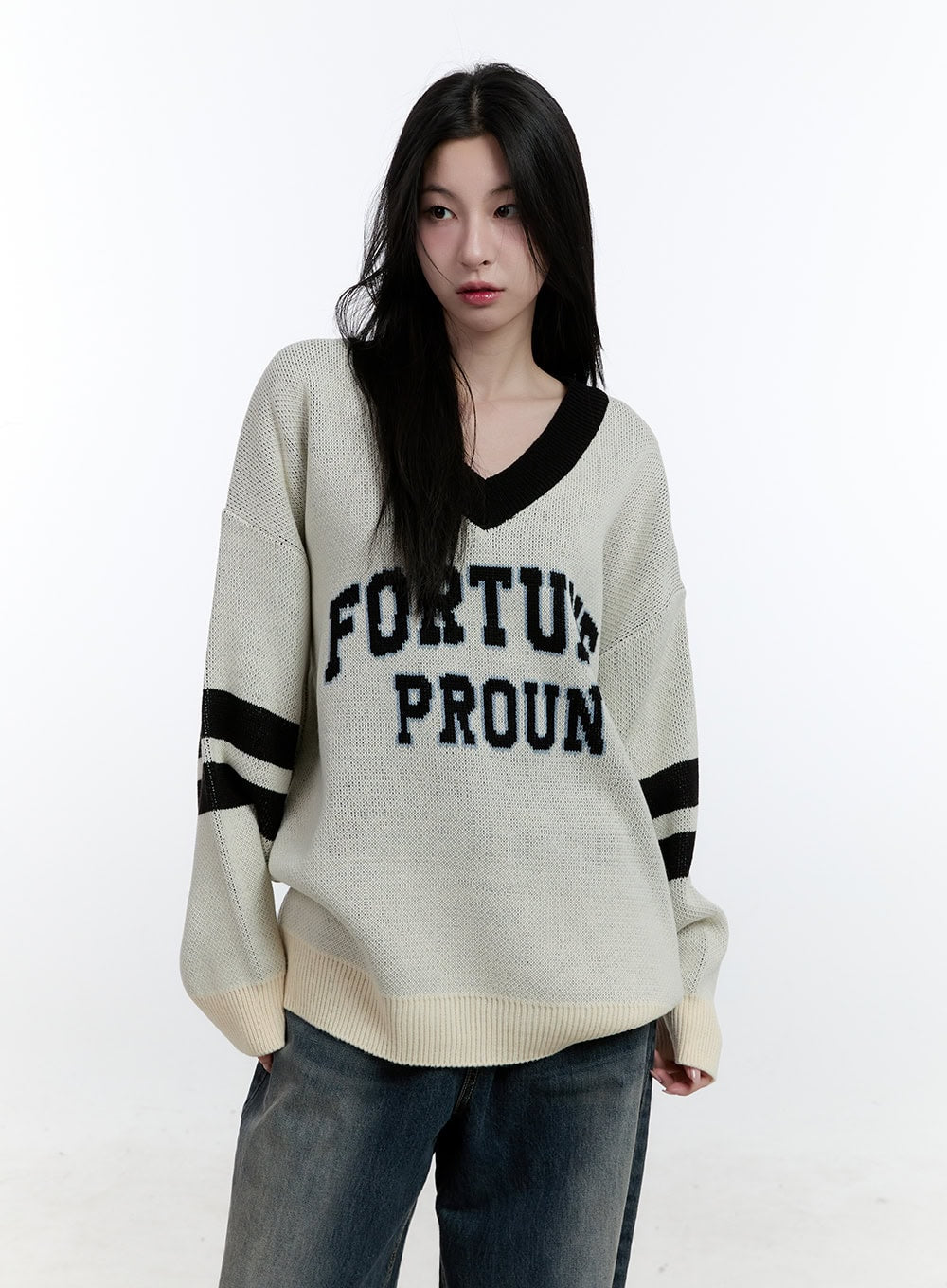 two-tone-graphic-v-neck-sweater-cj521 / Light beige