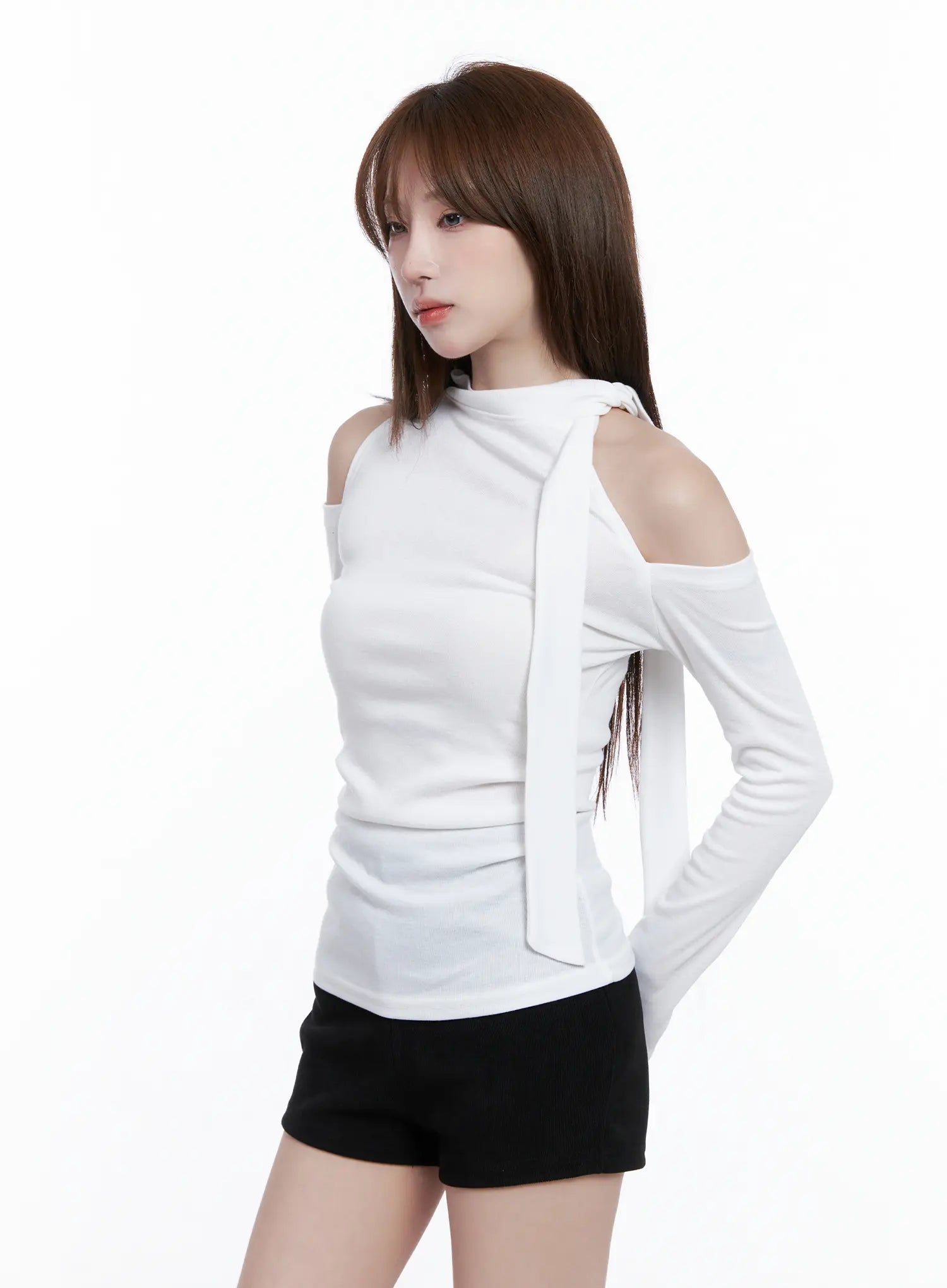 cut-out-shoulder-turtleneck-top-cg529 / White