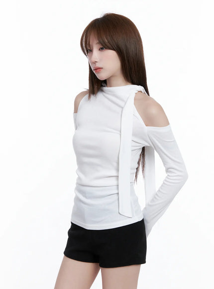 cut-out-shoulder-turtleneck-top-cg529 / White
