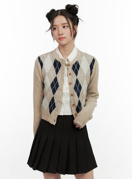 long-sleeve-argyle-cardigan-on404 / Beige