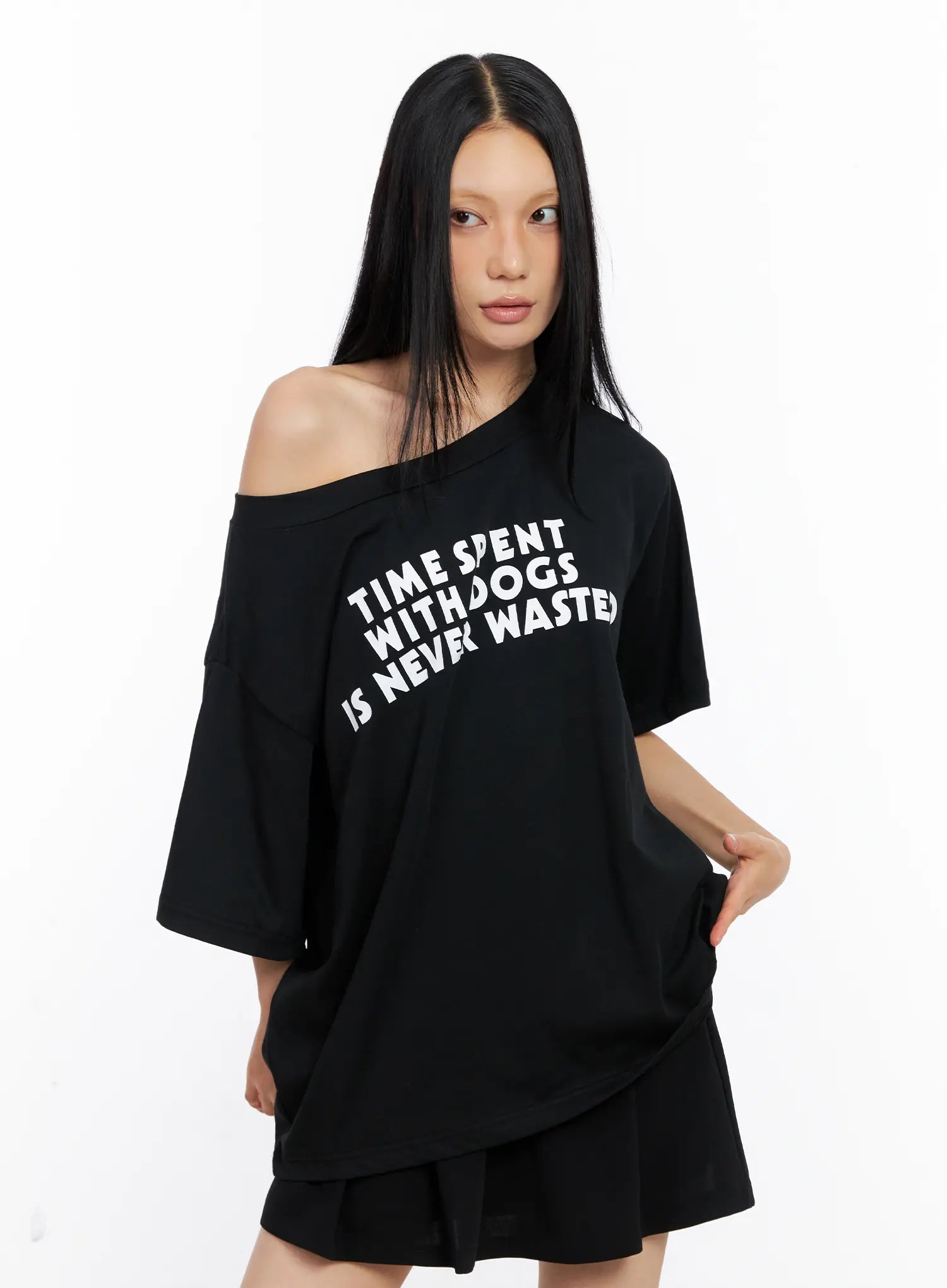 off-shoulder-relaxed-fit-graphic-tee-cl530 / Black
