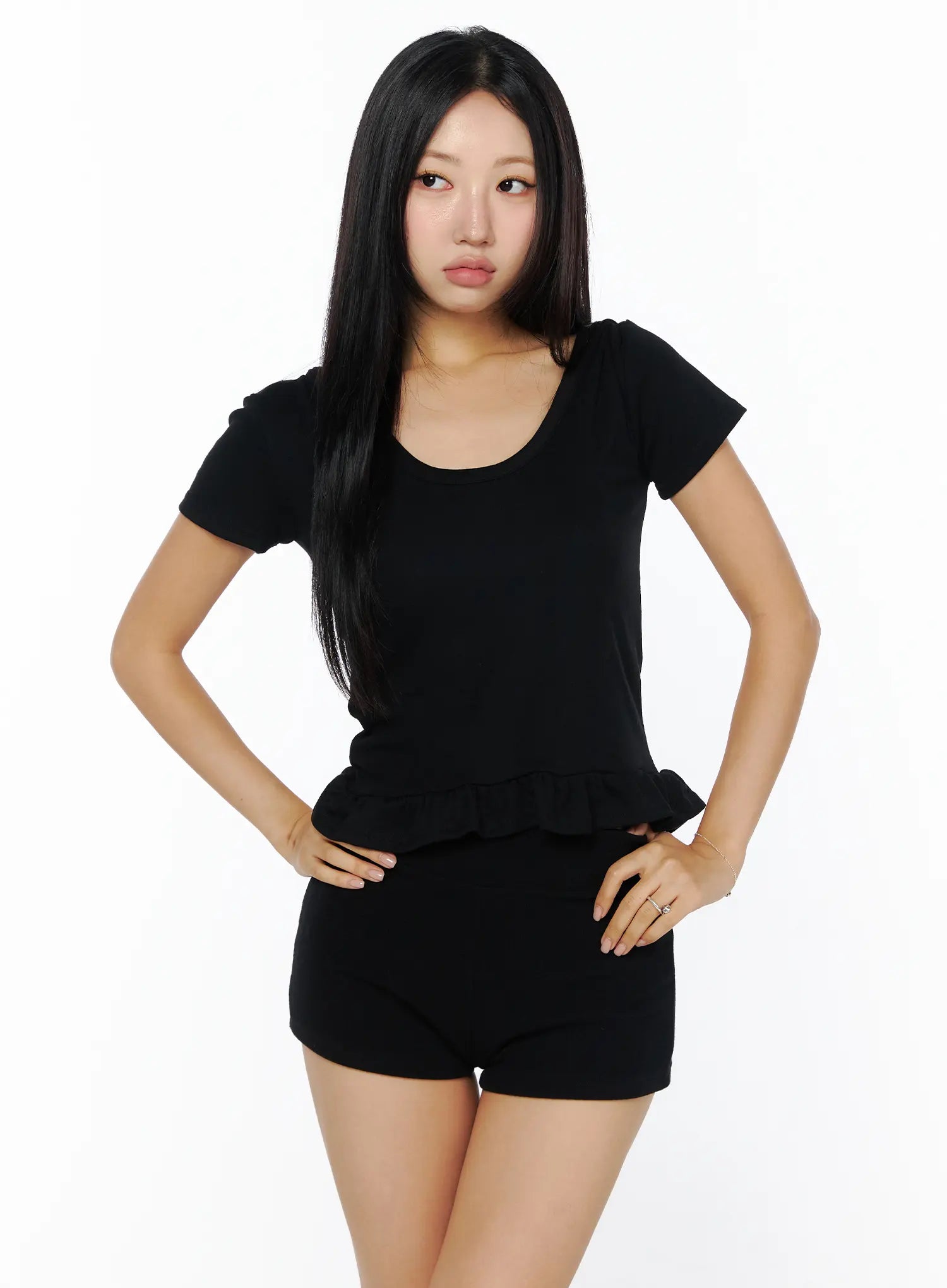 ruffle-hem-u-neck-tee-cu512 / Black