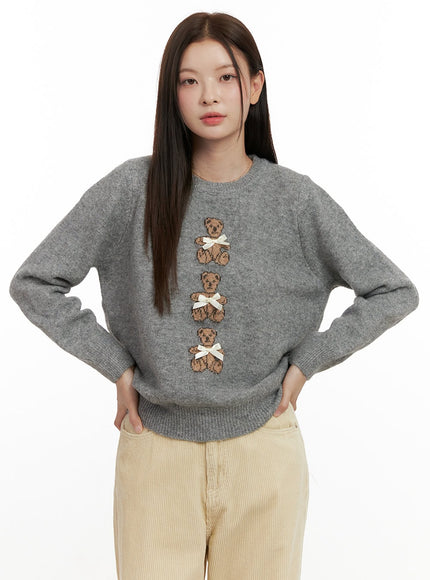 cozy-ribbon-bear-graphic-sweater-on422 / Gray