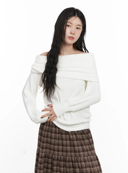 loose-fit-off-shoulder-long-sleeve-top-cn512 / White