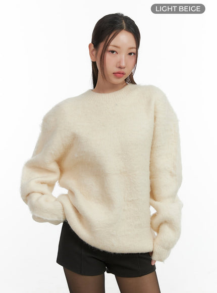 solid-knit-round-neck-sweater-co417 / Light beige