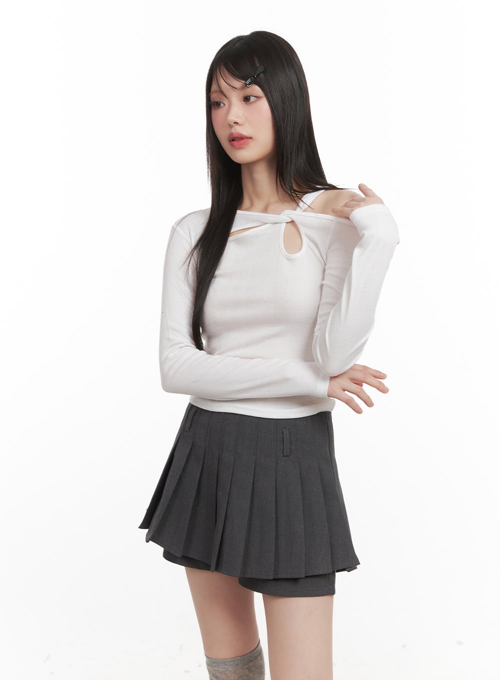 slim-fit-twist-cut-out-long-sleeve-top-cj528 / Light beige