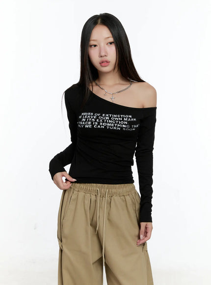 one-shoulder-lettering-long-sleeve-cs517 / Black