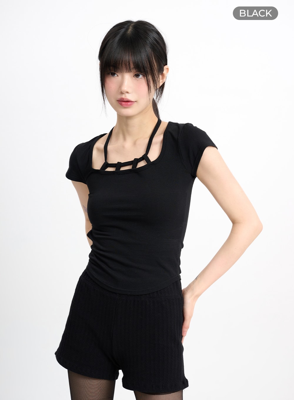 strap-cut-out-cropped-tee-cm415 / Black