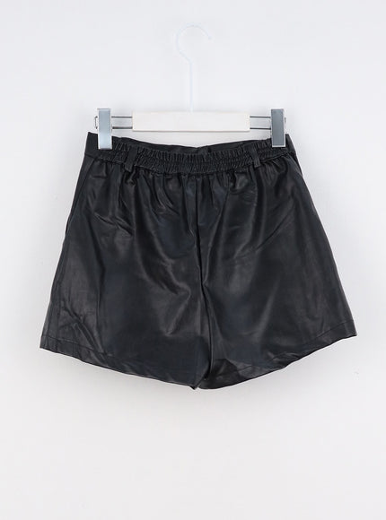 wrinkled-faux-leather-shorts-io317