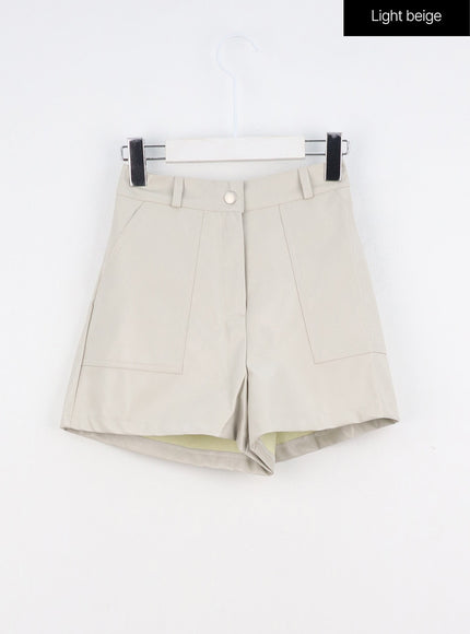 wrinkled-faux-leather-shorts-io317 / Light beige