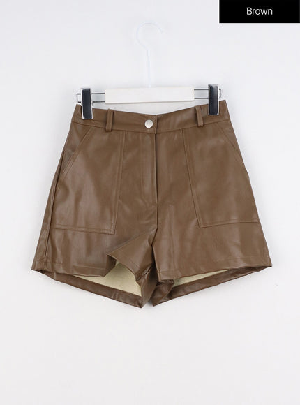 wrinkled-faux-leather-shorts-io317 / Brown